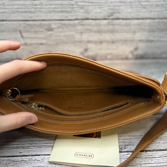 Coach Vintage #9802 Rare Equestrian Bag Tan and Brass Hardware - Picture 3 of 6